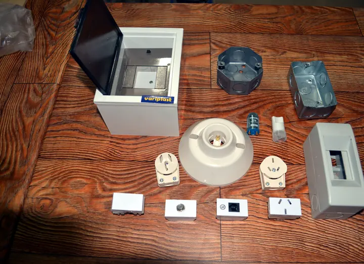 Tablero, cajas, tomas y artículos de electricidad