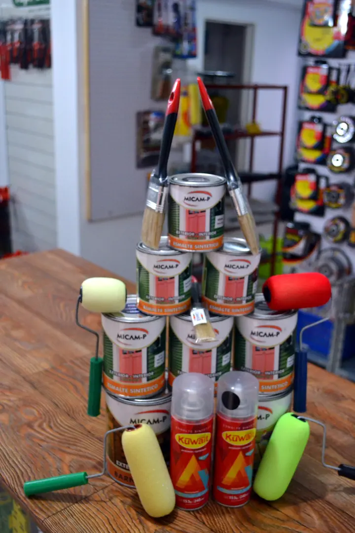 Latas de pintura, aerosoles y rodillos